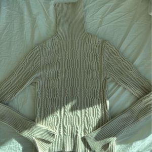 Selling a sweater. Good condition!
